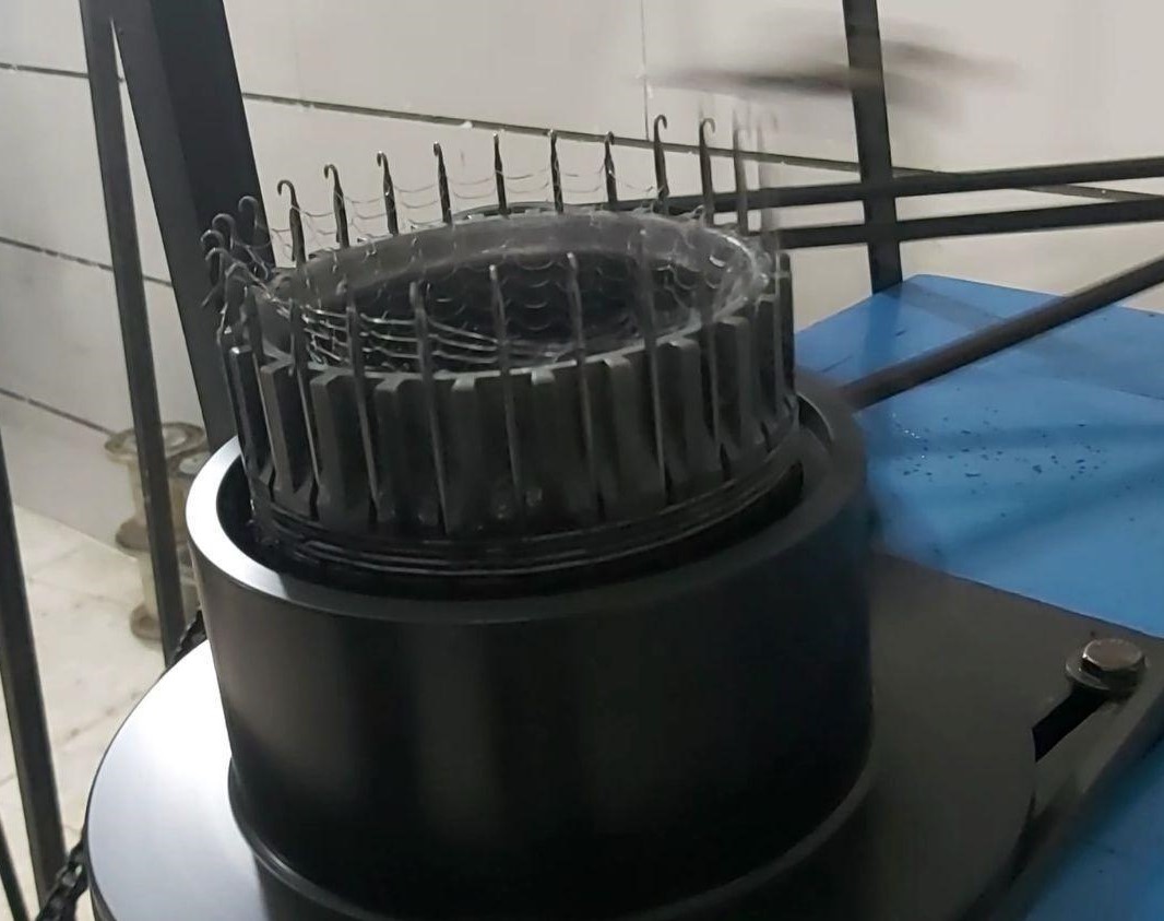 اپراتور کنار دستگاه