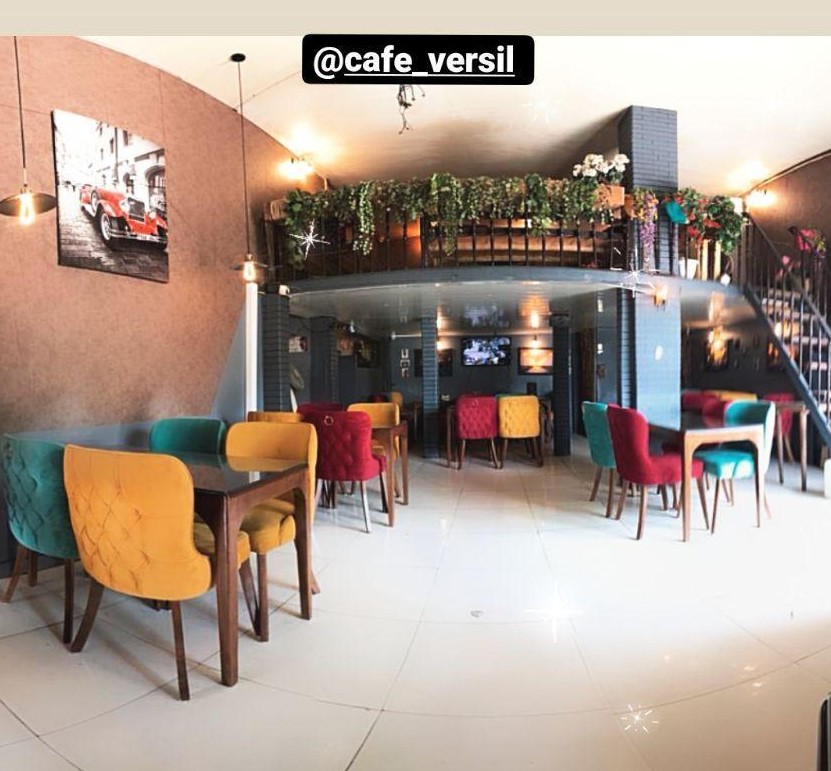 کارگر کافی شاپ با غذا و جای خواب