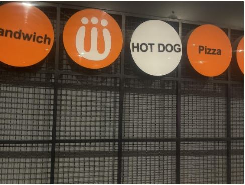 کارگر ساده فست فود و سالن کار برای فست فود شیلا