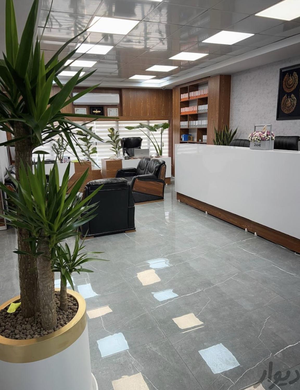 منشی خانم شرکت پخش لوازم خانگی(میدان شوش)