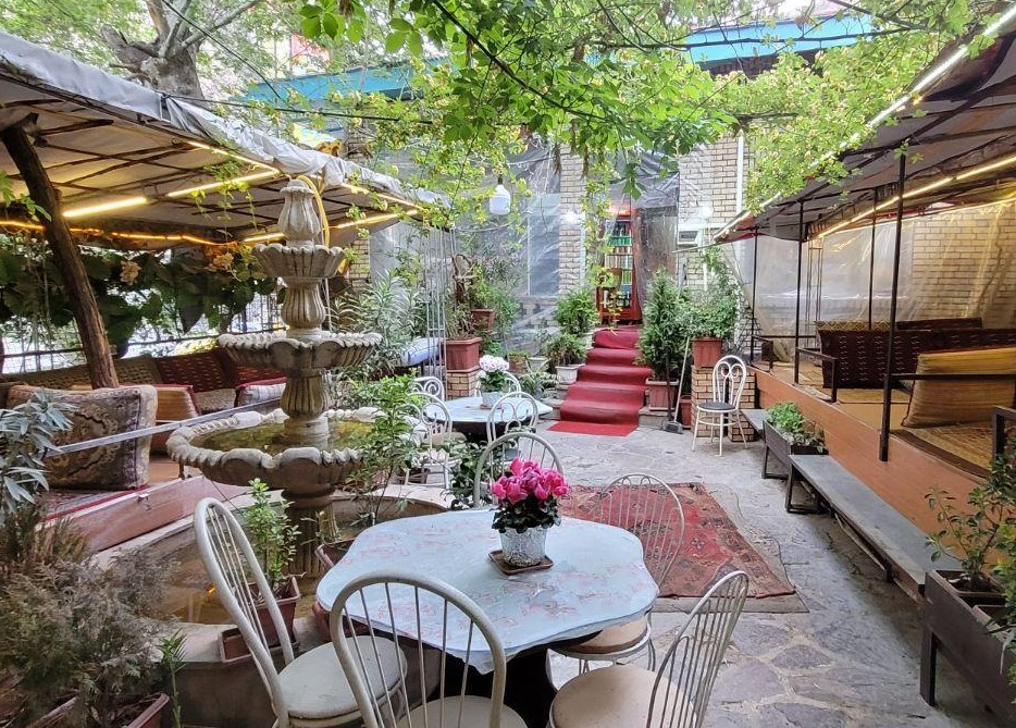 سالن کار و کمک آشپز خانم