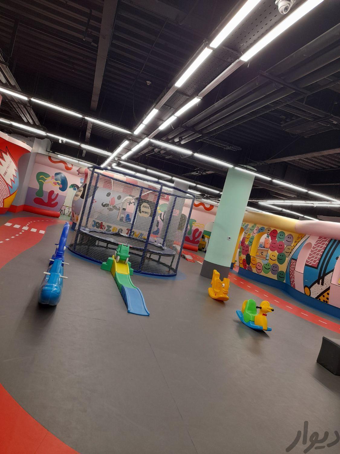 مربی جهت نگهداری و مراقبت کودک در خانه بازی