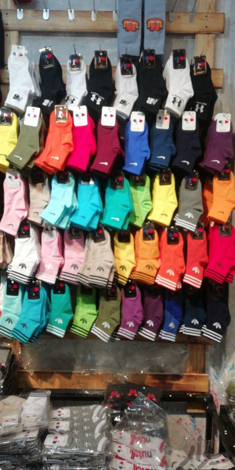 به یک کارمندفروش در جوراب عمده فروشی جوراب