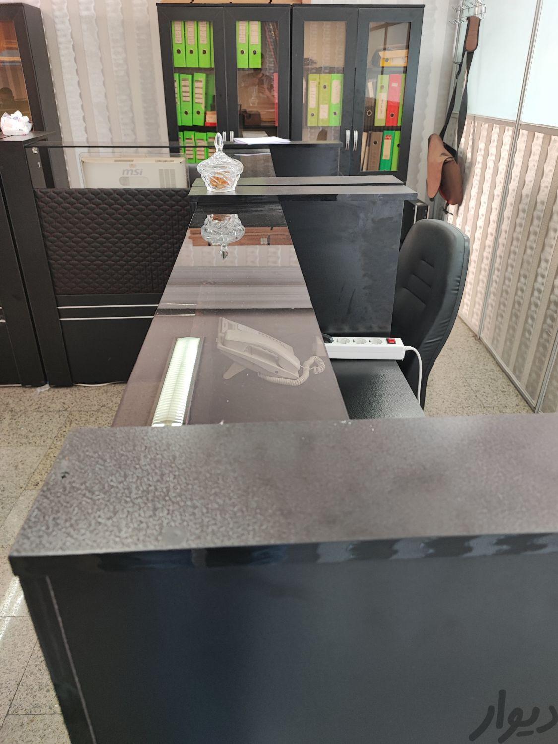 کارمند قسمت فروش