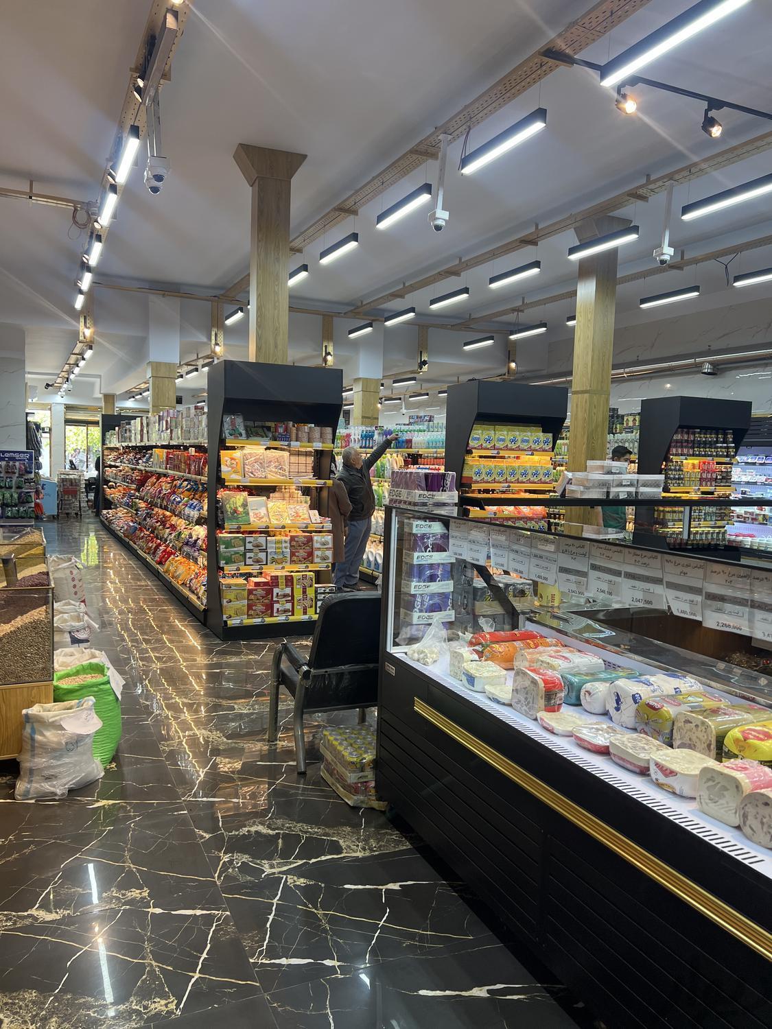 فروشنده خانم در هایپرمارکت